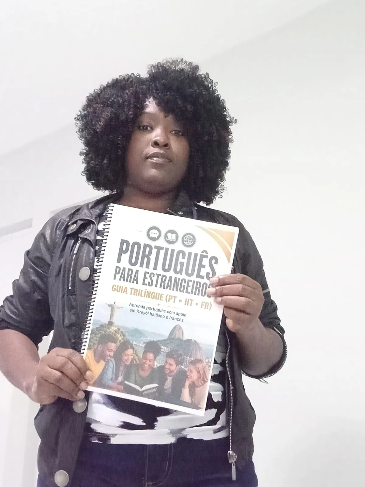 Aluna com o livro