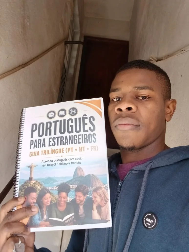 Aluno com o livro
