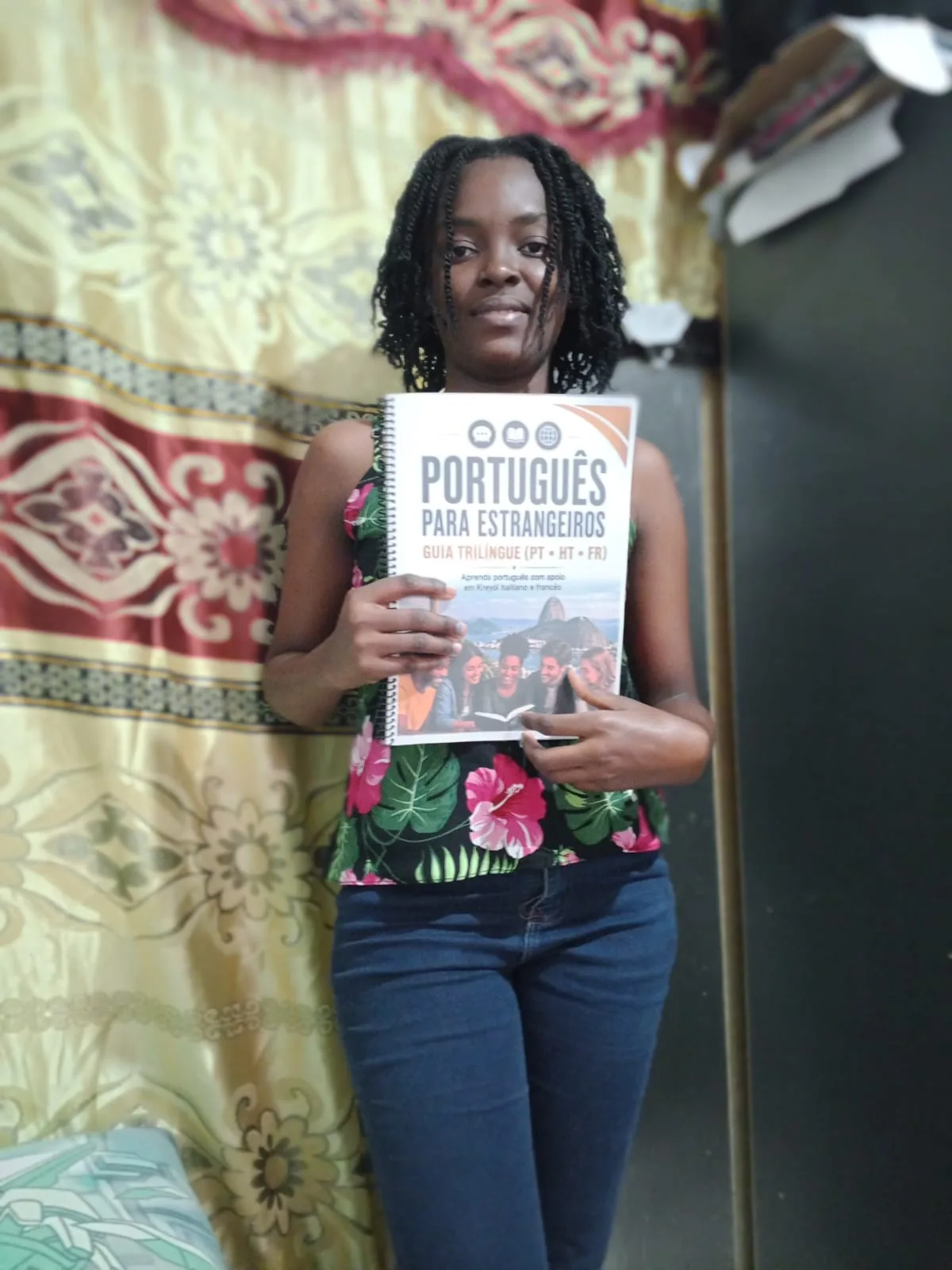Aluna com o livro