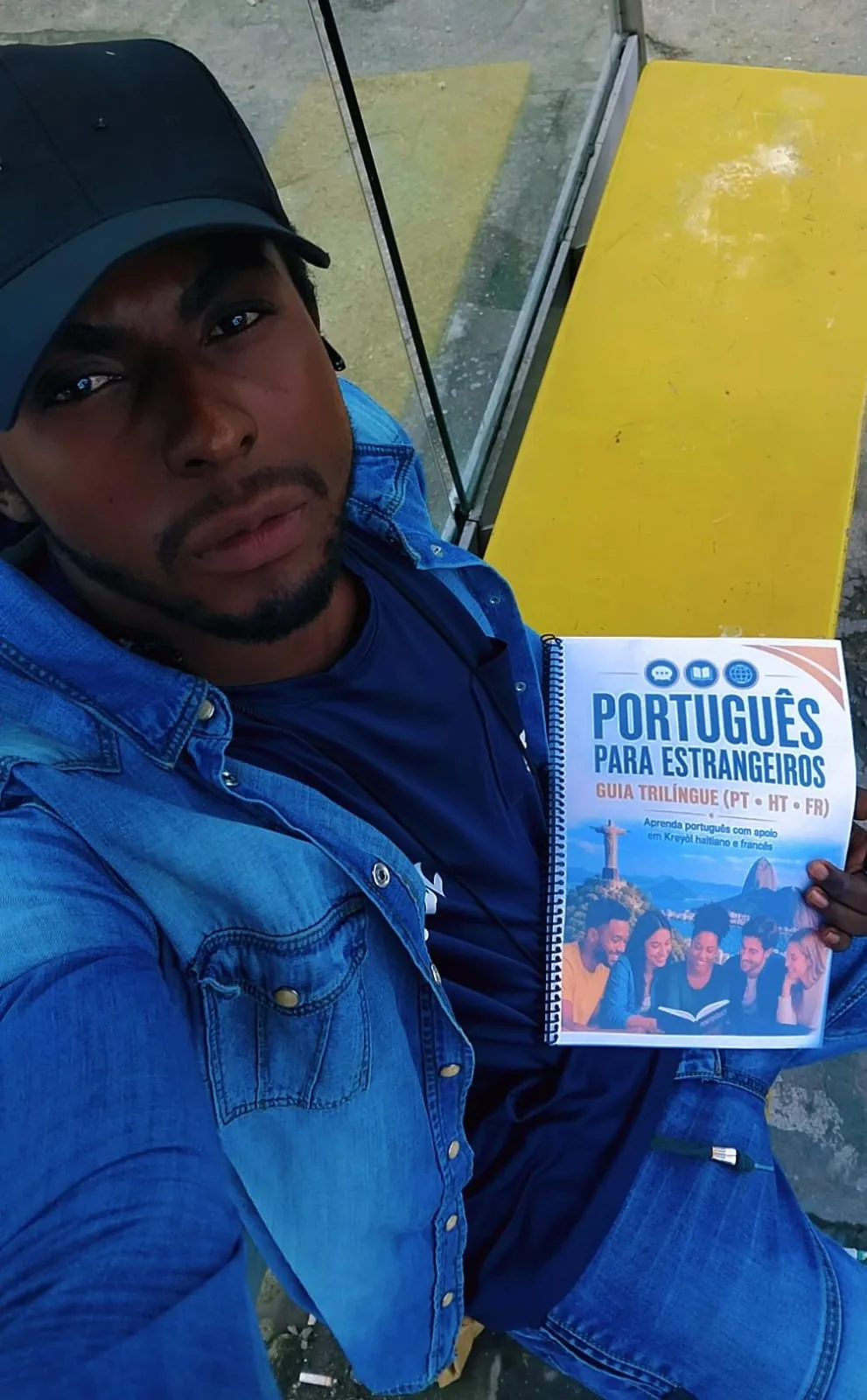 Aluno com o livro