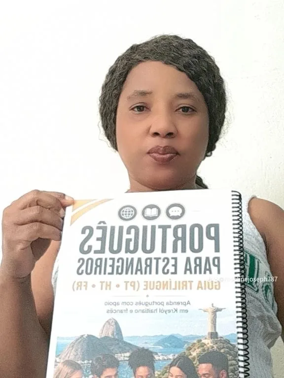 Aluna com o livro