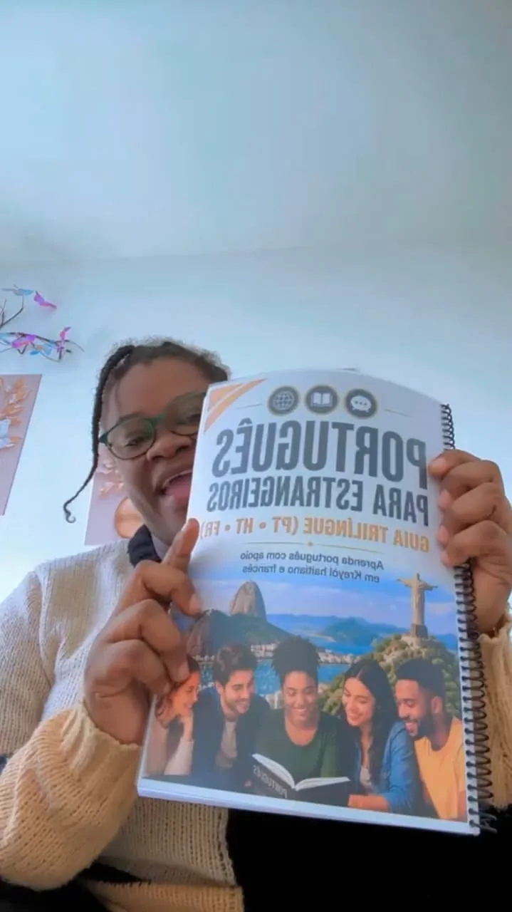 Aluna com o livro