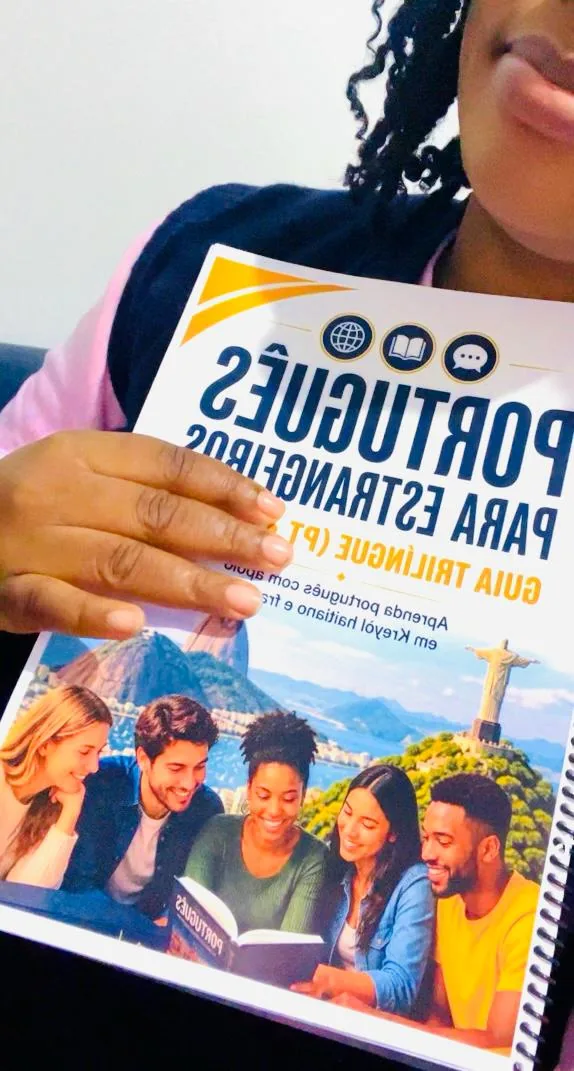 Aluna com o livro